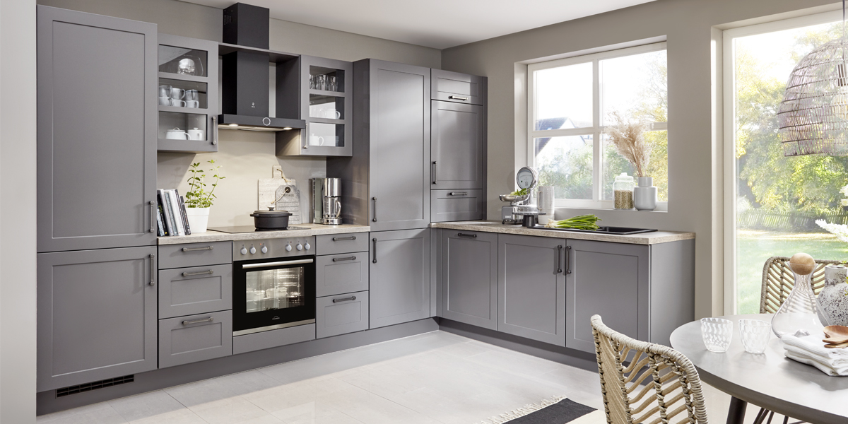 Voor veel plattegronden biedt ze de ideale vorm: de klassieke L-keuken met speciale hoekoplossingen voor kasten en een centrale werkruimte. Dit soort keuken zorgt voor kortere loopwegen, zodat u direct kunt koken en uw creaties een bijzondere toets kunt geven.