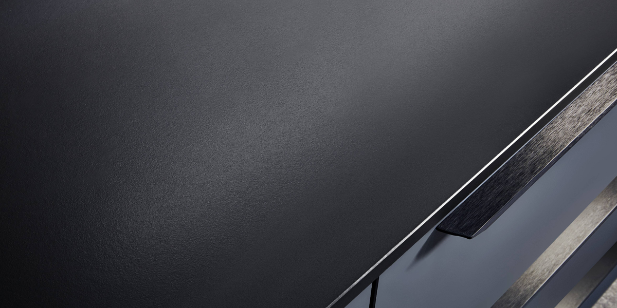 Werkbladen moeten bestand zijn tegen de meest uiteenlopende keukentaken en garant staan voor maximale hygiëne en duurzaamheid. Ze vormen ook een opvallend designelement. Bij ons vindt u keukenwerkbladen in talloze kleuren en texturen.